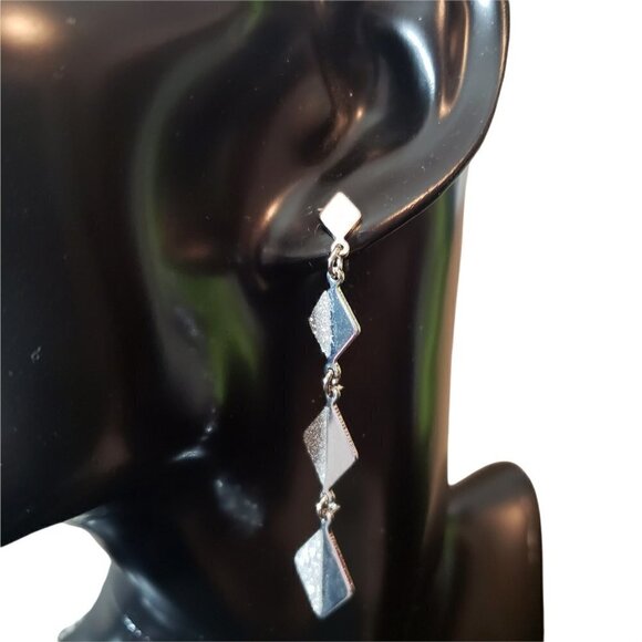 Women 3 Tiered Silver Textured Linked Diamond Shaped Dangling Drop Stud Earrings - Picture 1 of 6